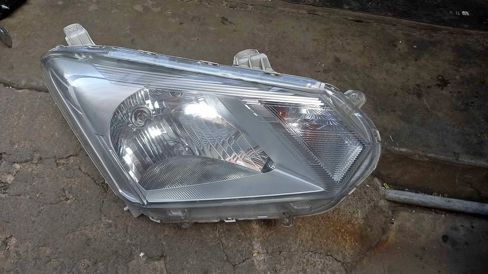 ISUZU KB 250 HEADLIGHT RIGHT - Private Seller ISUZU KB 250 HEADLIGHT RIGHT - Private Seller