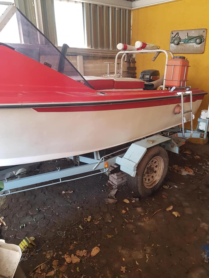 15 FT WAHOO FOAM FILLED BOAT.