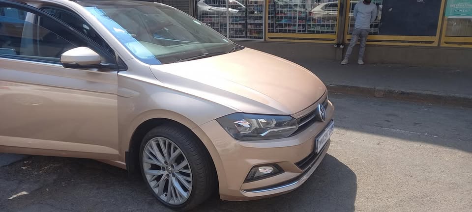 2018 VW POLO 8 HIGH HIGHLINE.. 1.0 MANUAL TRANSMISSION.. GOLD COLOUR.. WITH 72000KM.