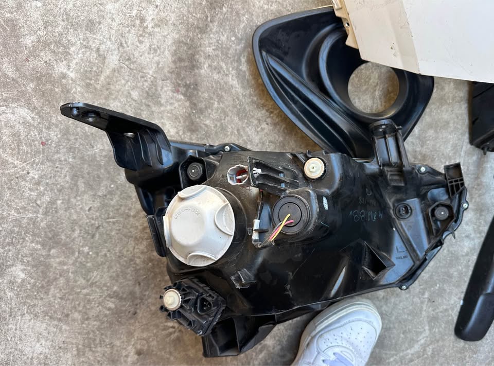 Isuzu Dmax left side headlight - Private Seller Isuzu Dmax left side headlight - Private Seller