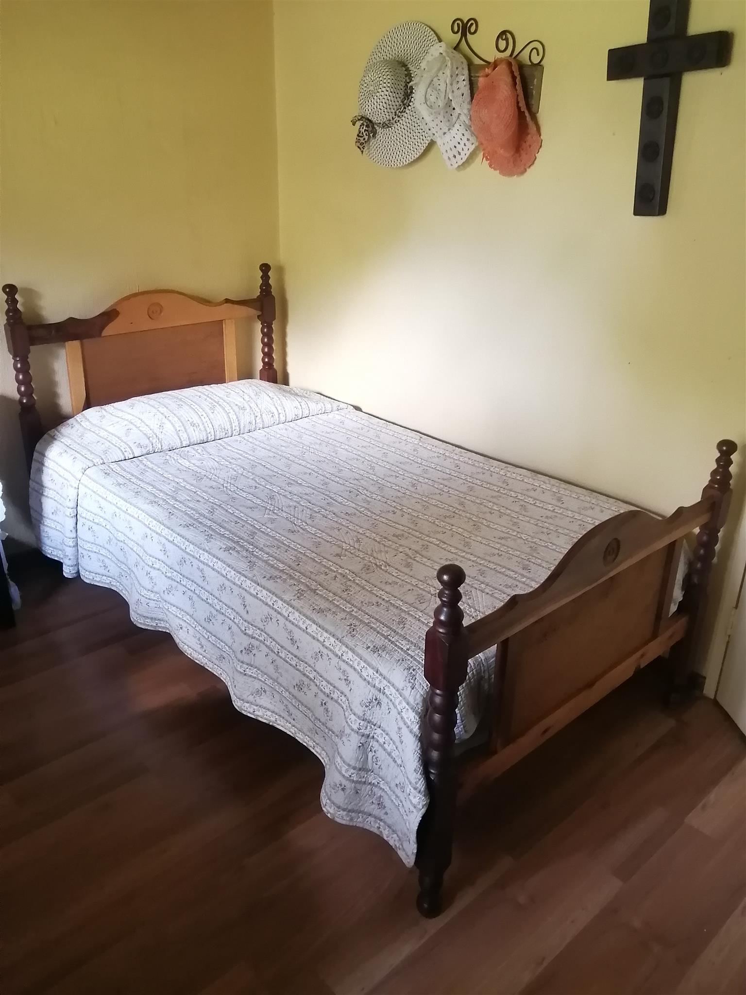 antique three quarter bed