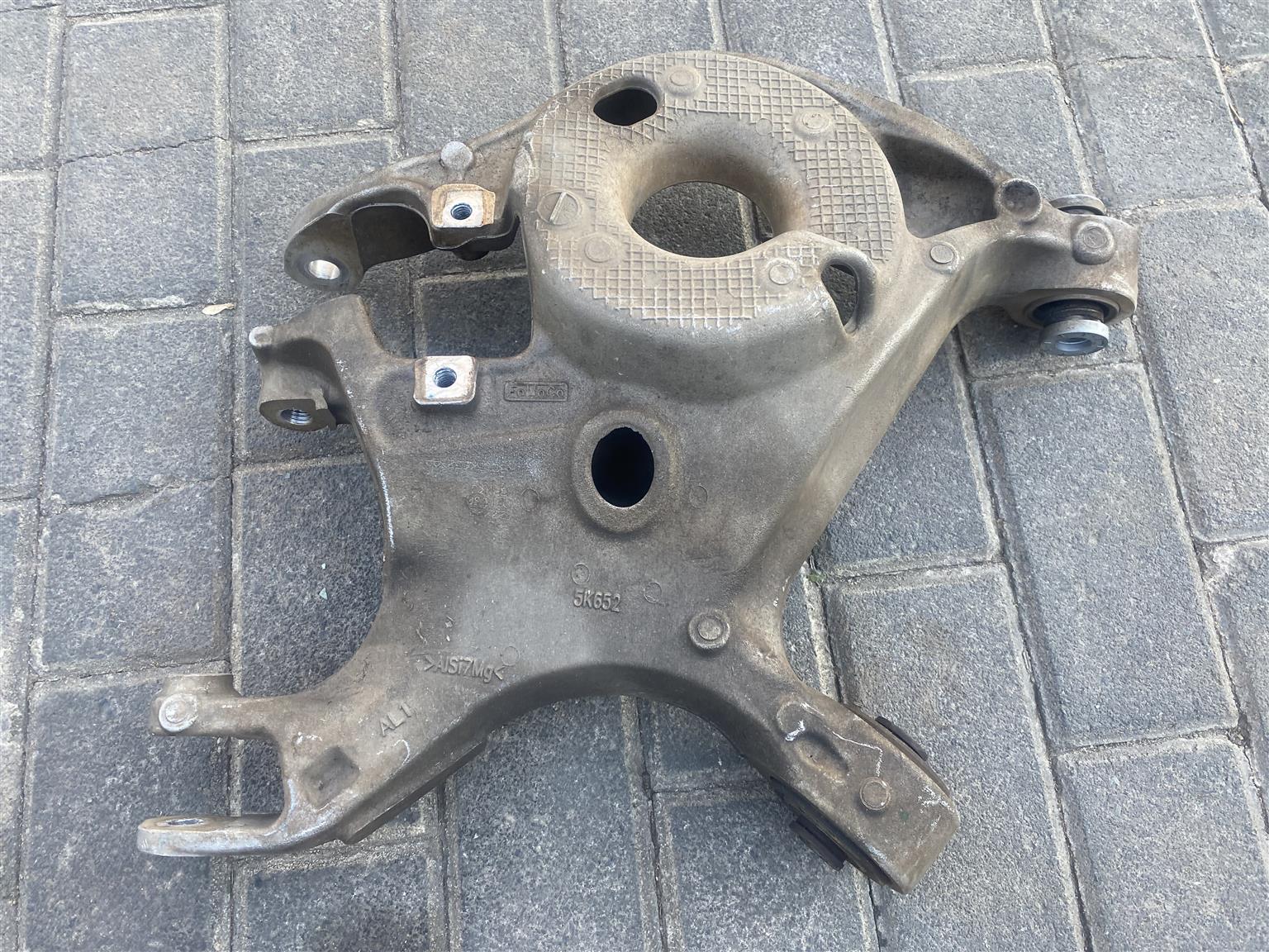2023 FORD MUSTANG LEFT REAR CONTROL ARM FOR SALE. IN PRISTINE CONDITION