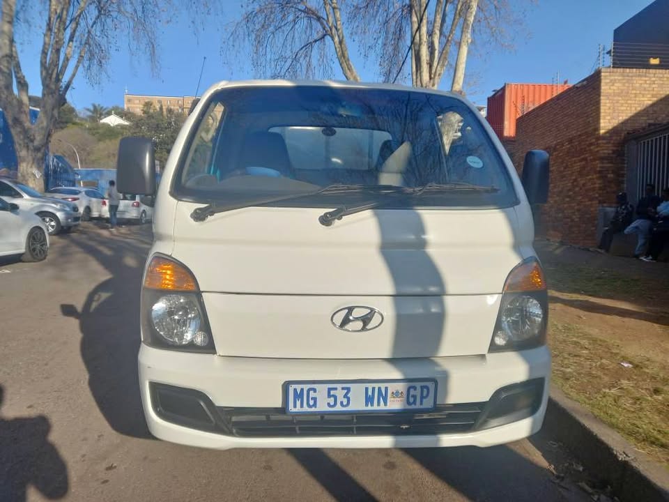 2015 Hyundai H100 2.6 Diesel, Manual, White, Canopy, 150000kms