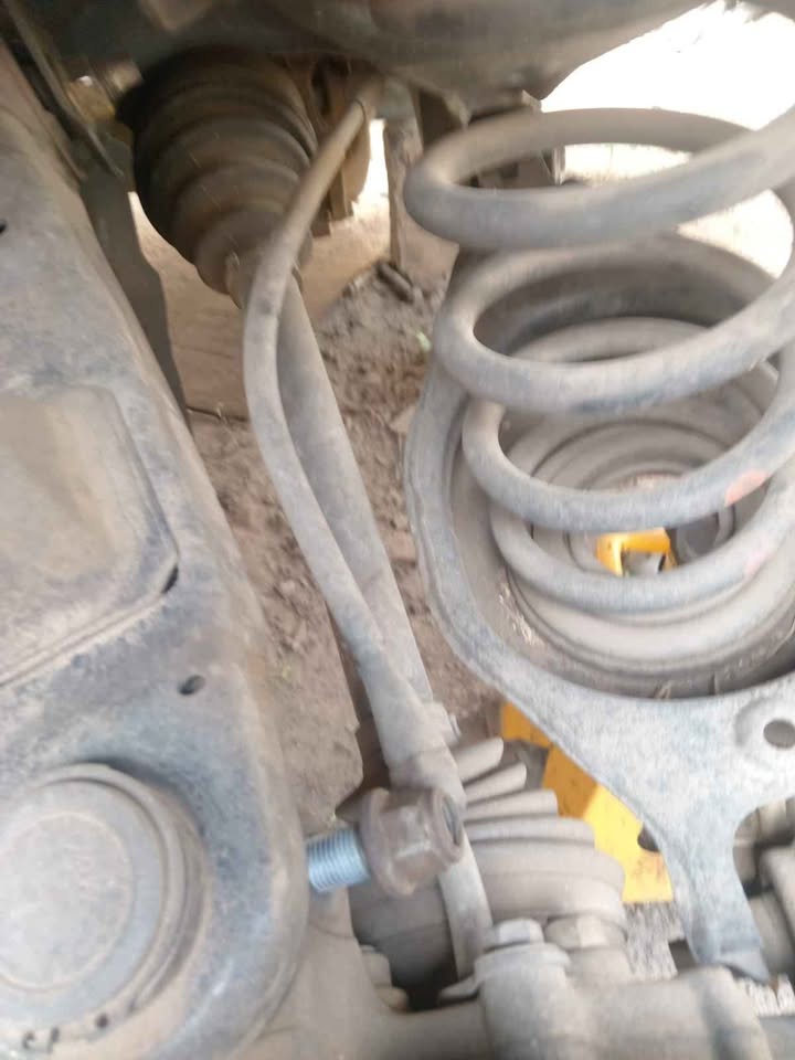 Nissan Pathfinder 2005 4.0 left rear driveshaft - Private Seller