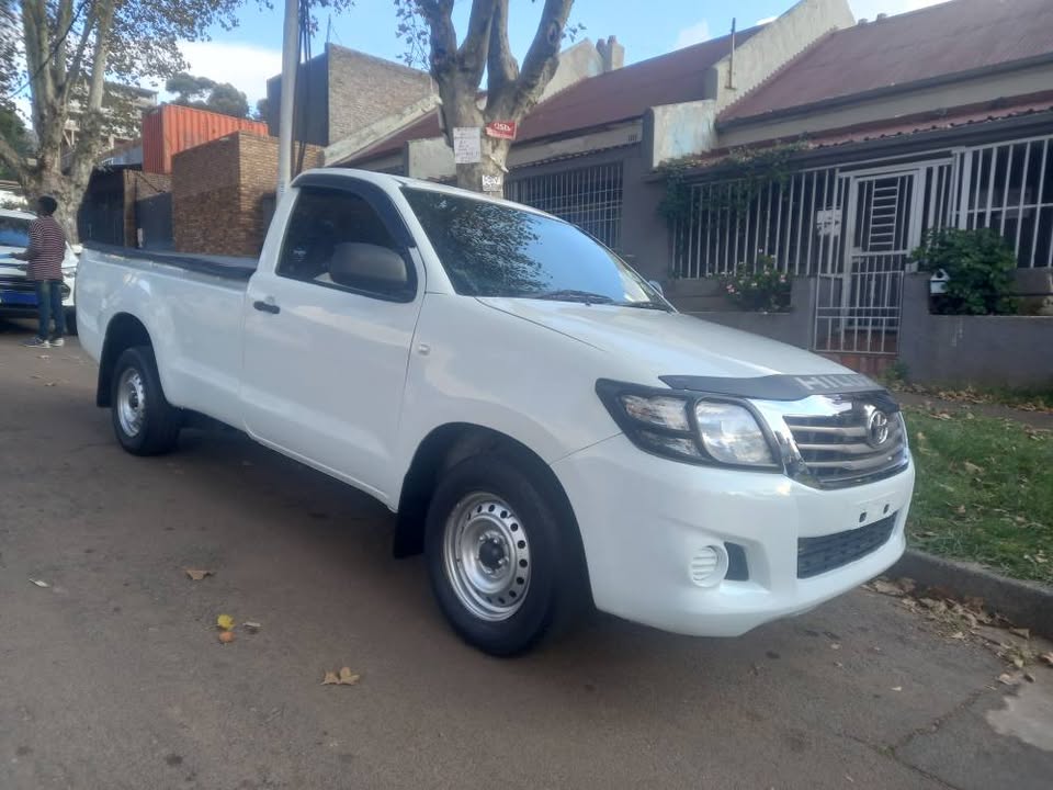 2009 Toyota Hilux Single Cab 2.0 VVTI PETROL, Manual, White, 106000kms
