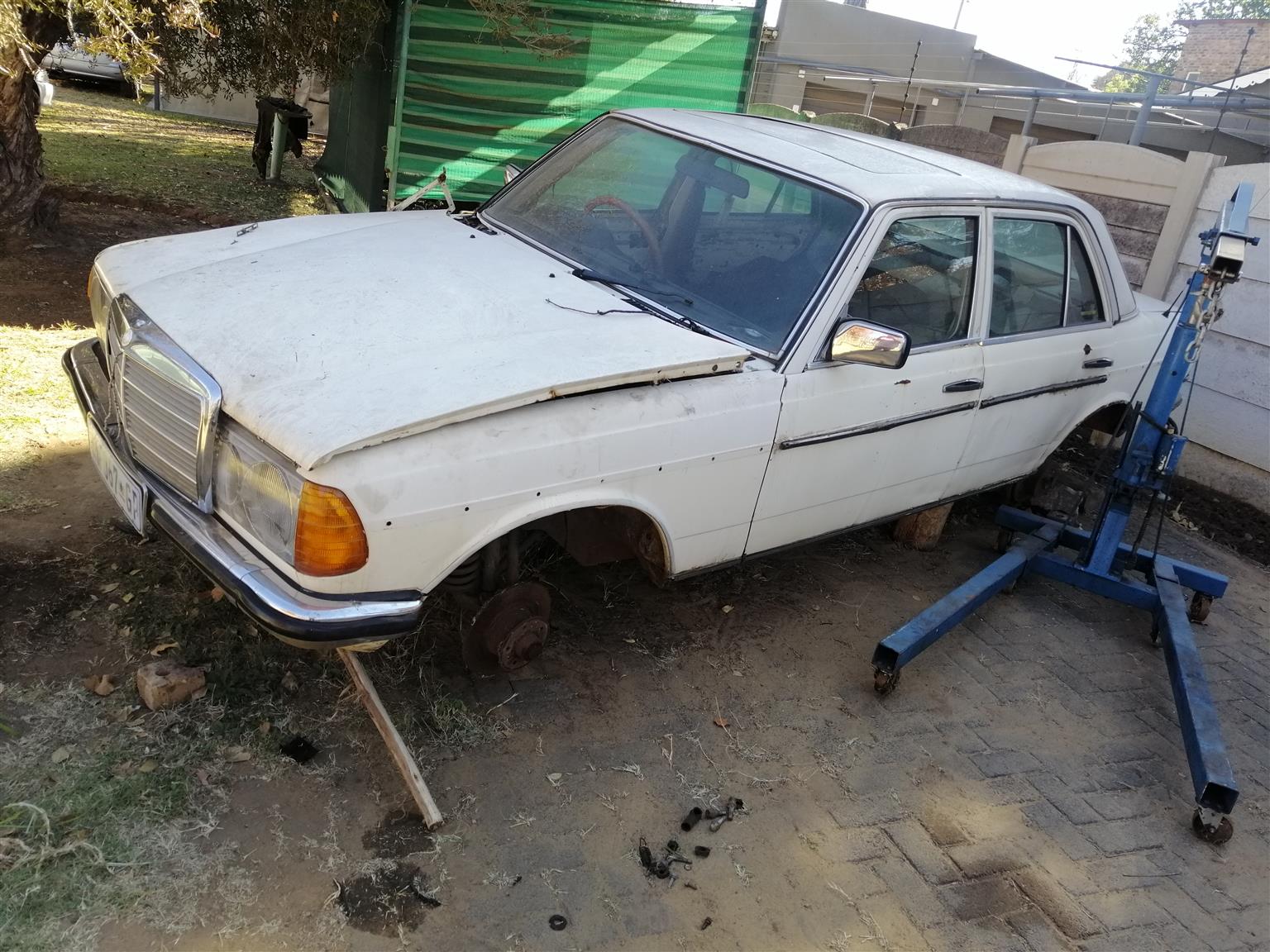 Mercedes benz W123 body for sale | Junk Mail Marketplace