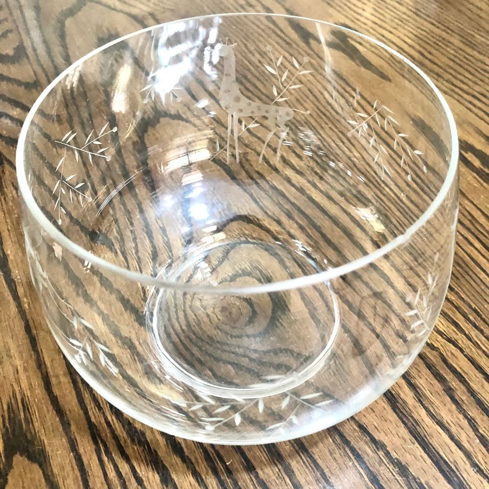 Vintage Exotic Elegance: Medium Glass Bowl with Giraffe and Leaf Design Vintage Exotic Elegance: Medium Glass Bowl with Giraffe and Leaf Design