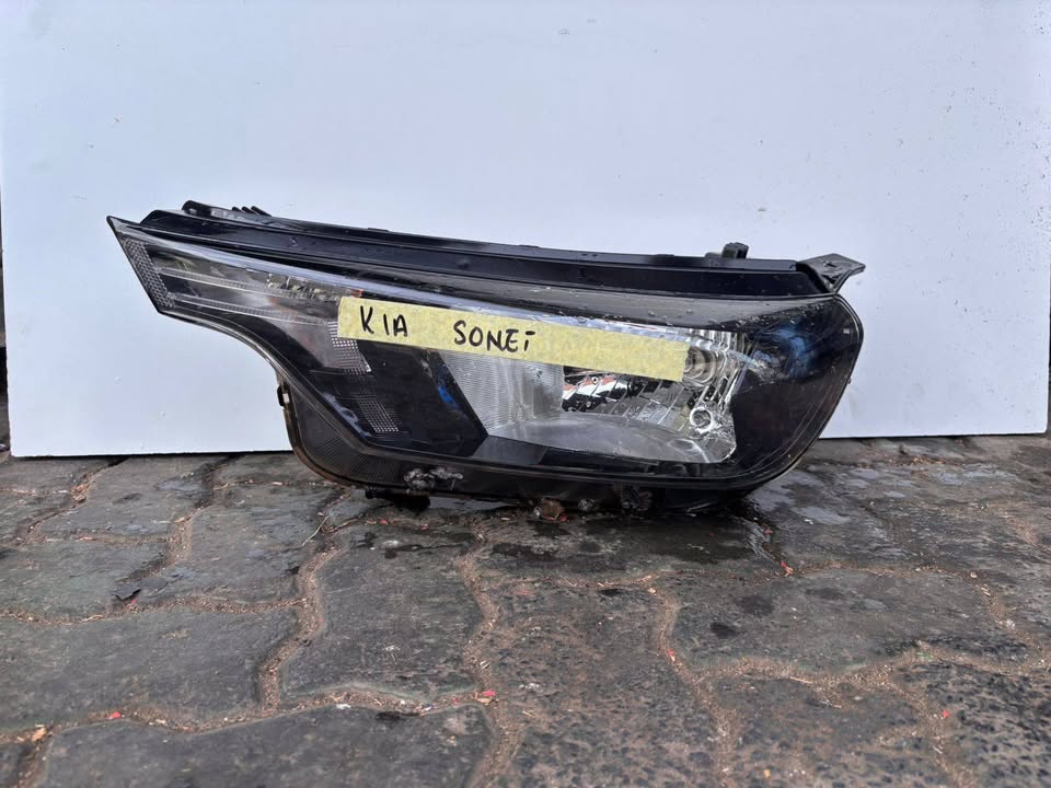 Kia Sonet Headlight - Private Seller Kia Sonet Headlight - Private Seller