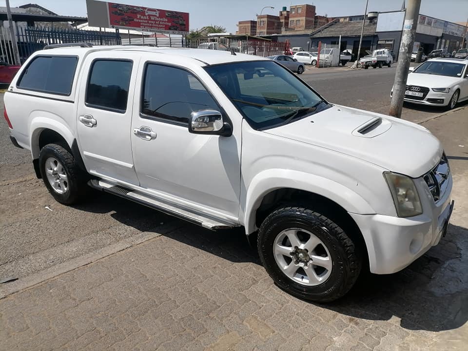 2010 Isuzu KB300 D-Tec Double Cab 4x2 Bakkies with a Canopy and a Nice interior seat