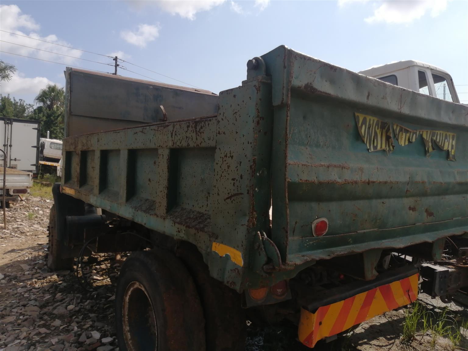6 cube tipper loading bin with hydraulic cycling and pump