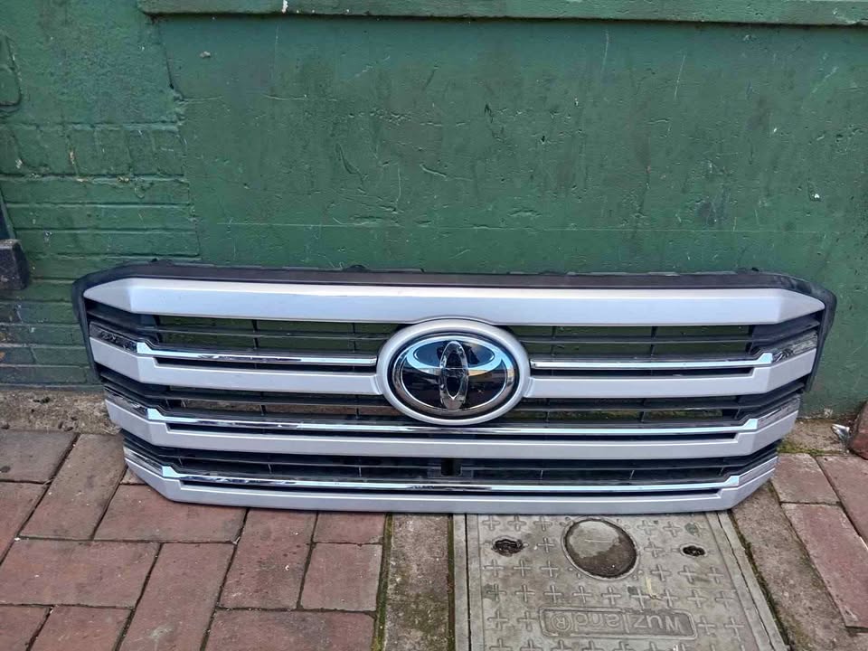 Toyota land cruiser prado LC300 grill - Private Seller Toyota land cruiser prado LC300 grill - Private Seller