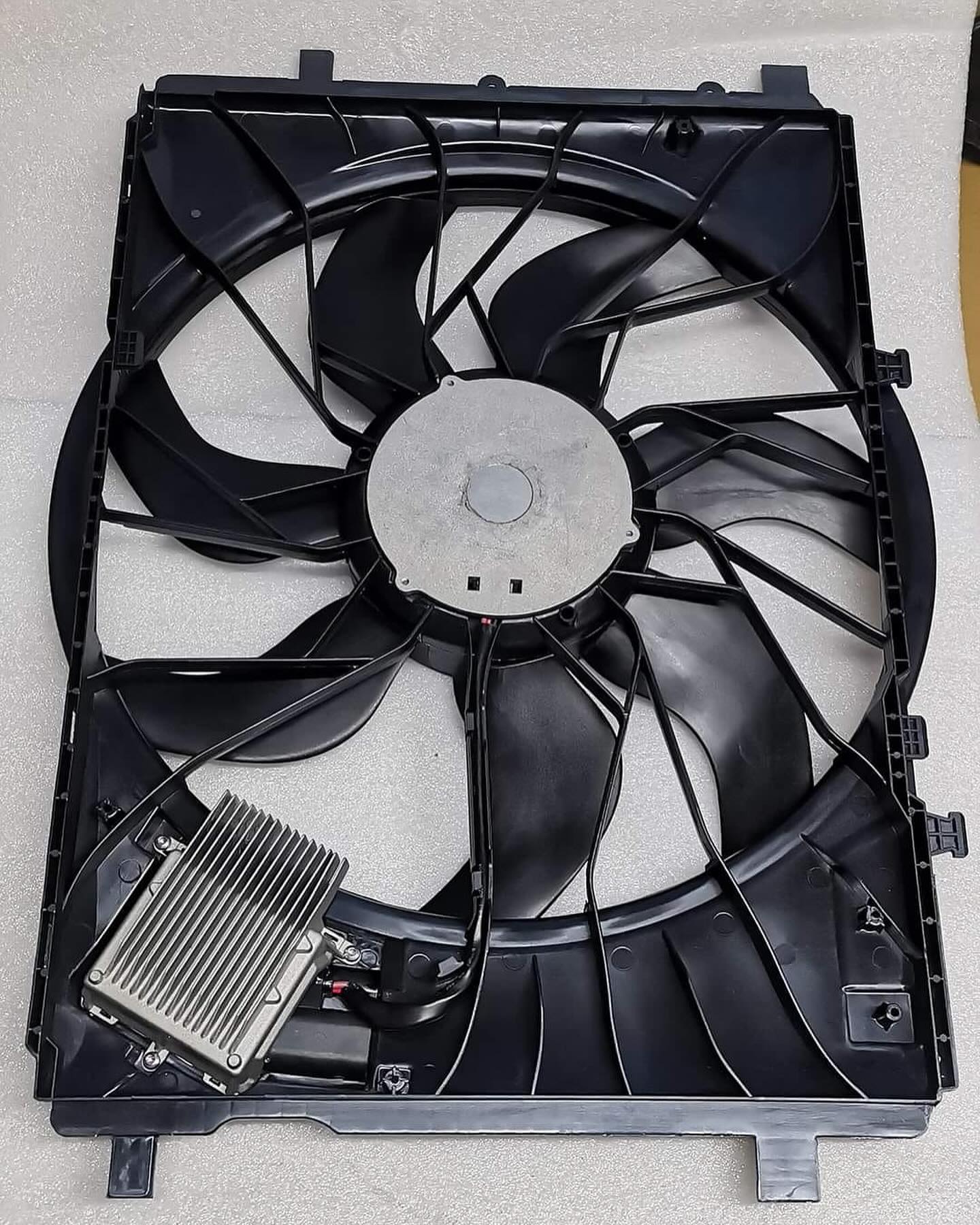 MERCEDES BENZ W212 E63 AMG C63 RADIATOR COOLING FAN ASSEMBLY OEM - Private Seller