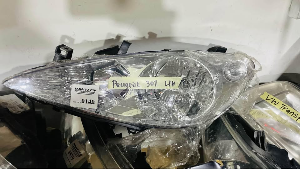 Peugeot 307 headlight - Private Seller