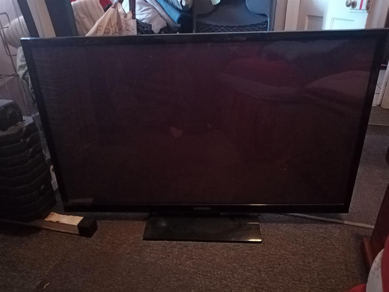 Samsung 50inch plasma tv fornsale screen is cracked 