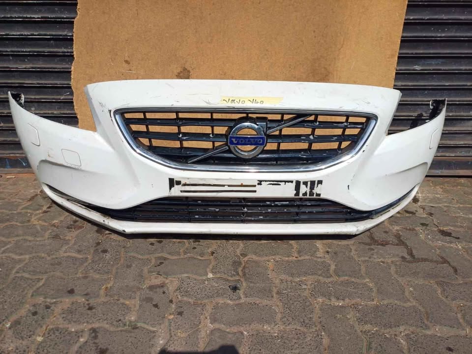 VOLVO V40 COMPLETE FRONT BUMPER - Private Seller VOLVO V40 COMPLETE FRONT BUMPER - Private Seller