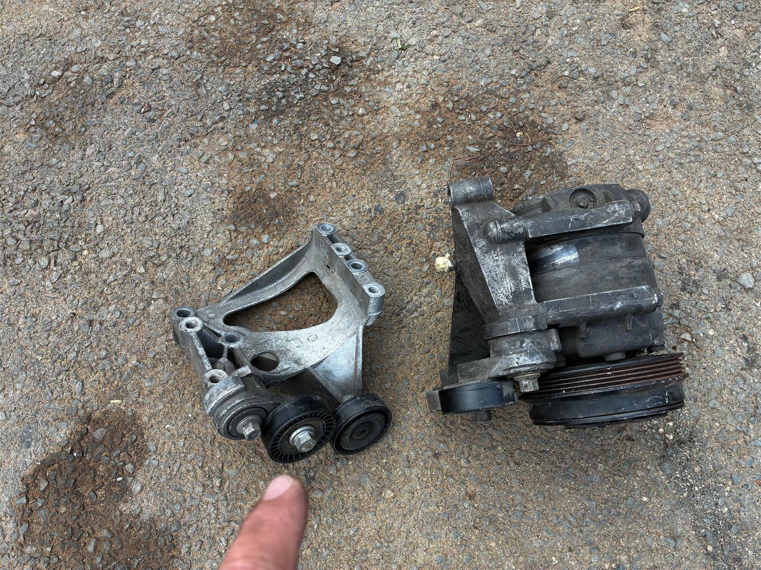 Air Con pump & Bracket - Private Seller Air Con pump & Bracket - Private Seller