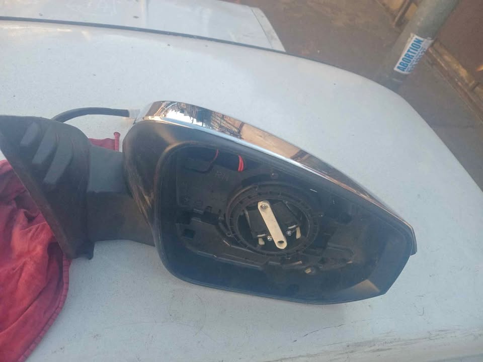 Toyota GD6 right side mirror in good working condition ready to use - Private Seller Toyota GD6 right side mirror in good working condition ready to use - Private Seller