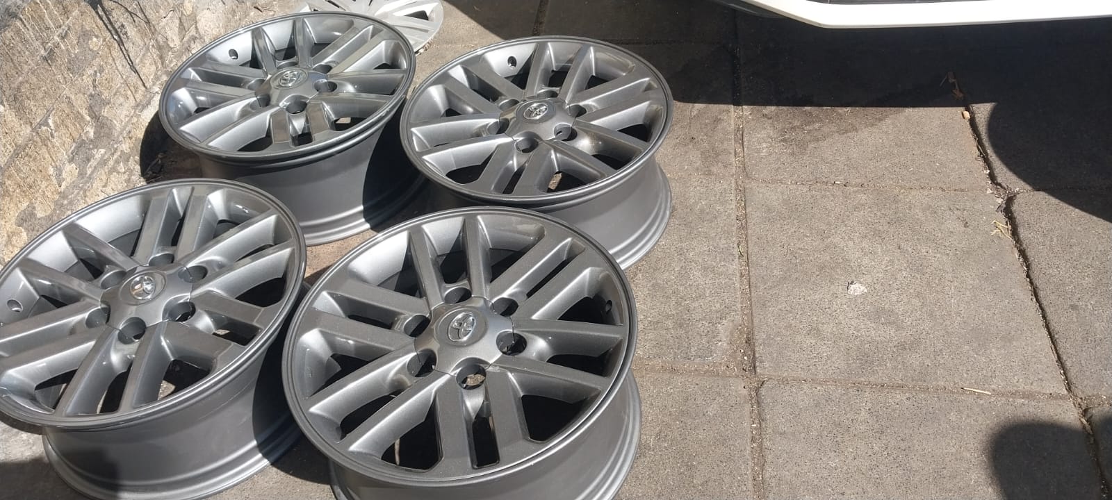 17inch Toyota Hilux/Fortuner, D4D original mags set for - Private Seller 17inch Toyota Hilux/Fortuner, D4D original mags set for - Private Seller