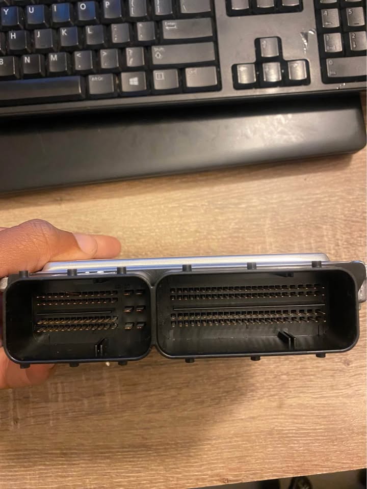 BMW E90 320d ECU COMPUTER BOX