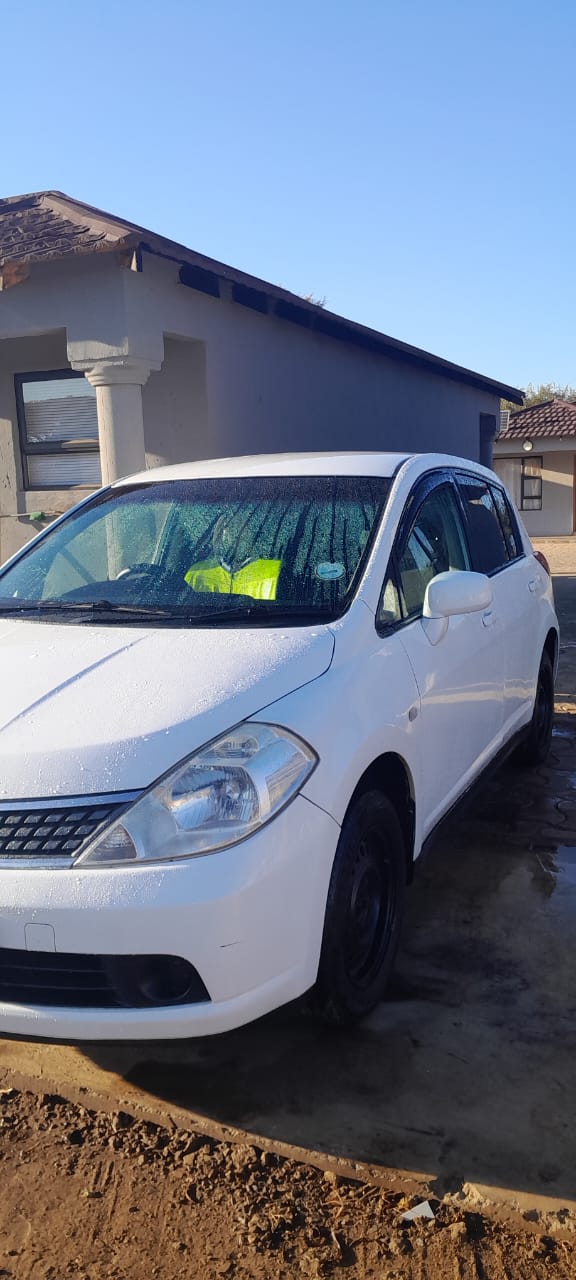 Nissan tidda 1.6 hatchback