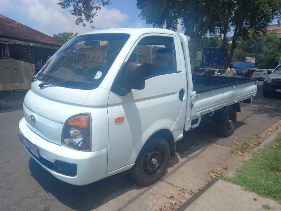 2010 HYUNDAI H100 BAKKIE 2.6 DIESEL, WHITE COLOR, MILEAGE 105000KMS