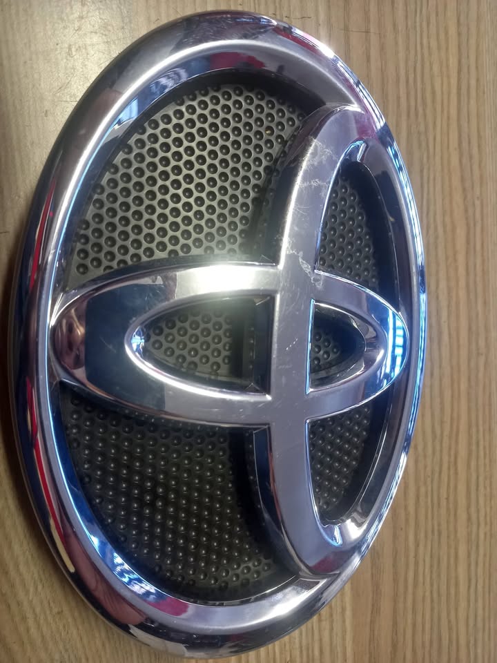 2018 TOYOTA HILUX FRONT EMBLEM - Private Seller 2018 TOYOTA HILUX FRONT EMBLEM - Private Seller