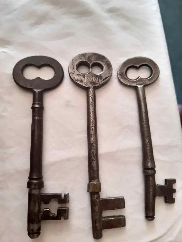 3 x antique skeleton keys made to open multipal warden locks 3 x antique skeleton keys made to open multipal warden locks