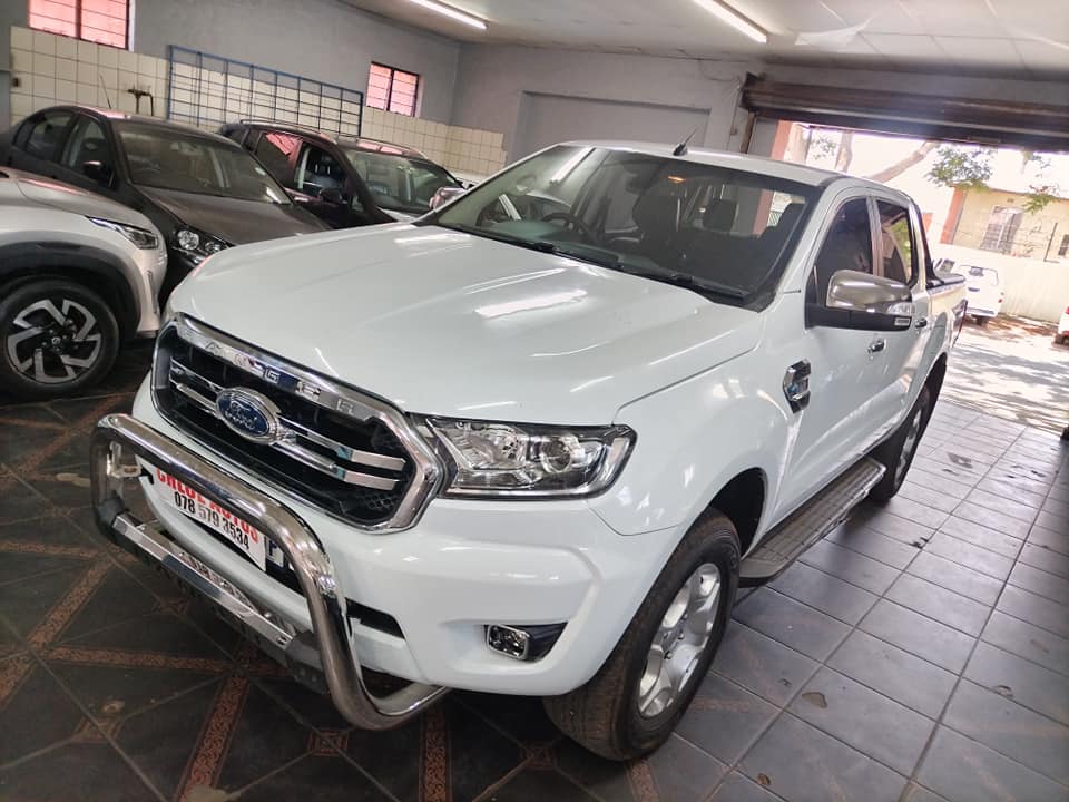 2016 Ford Ranger 3.2 XLT, Double cab Manual, 4x2 White color Leather seats Reverse camera Reverse s