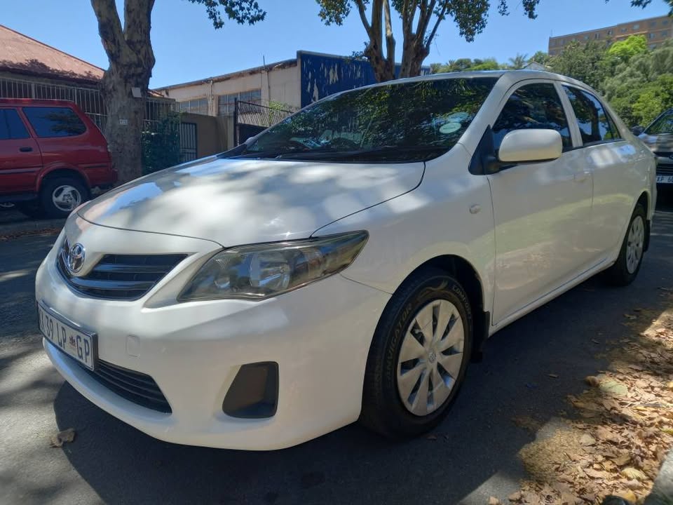 2018 TOYOTA COROLLA QUEST SEDAN 1.6 PETROL, MANUAL, WHITE COLOR, MILEAGE 86000KMS