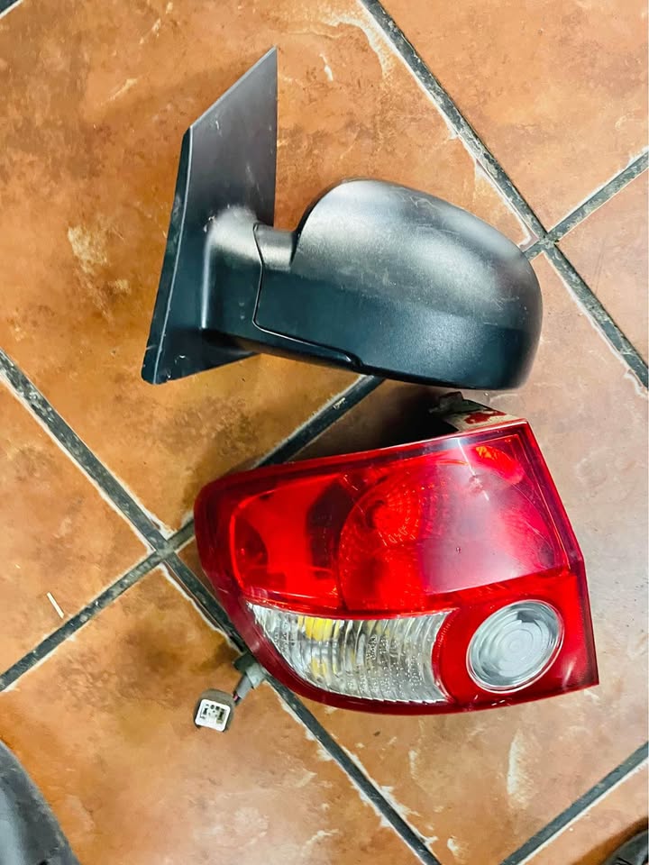 Hyundai Getz Taillight and Side mirror - Private Seller Hyundai Getz Taillight and Side mirror - Private Seller