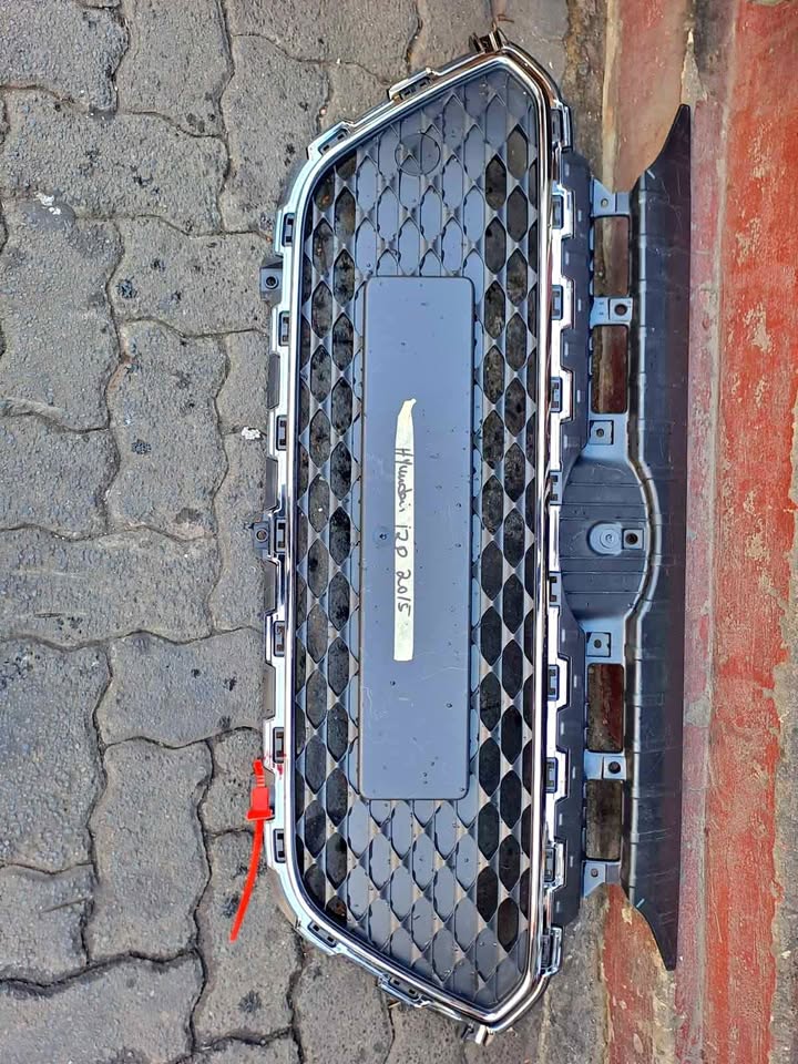 HYUNDAI I20 BUMPER GRILL 2015 WITH CHROME - Private Seller HYUNDAI I20 BUMPER GRILL 2015 WITH CHROME - Private Seller