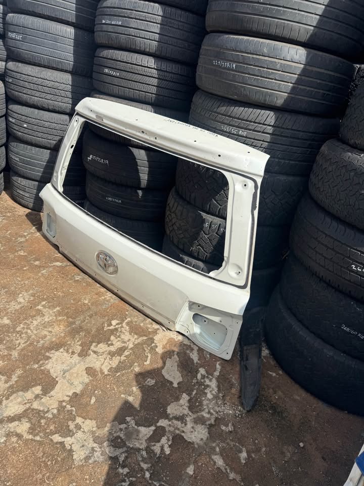 Toyota Land Cruiser 200 Tailgate Boot Upper - Private Seller Toyota Land Cruiser 200 Tailgate Boot Upper - Private Seller