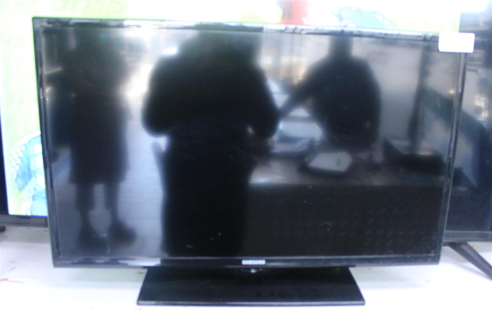 SAMSUNG 32 INCH LED TV W/ LEGS AND REMOTE NO POWER CABLE S062985A