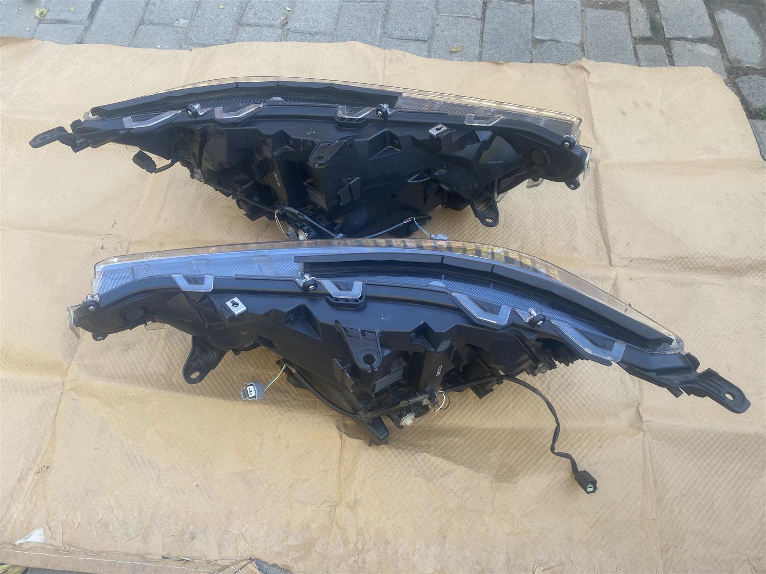 2024 TOYOTA RAV4 FULL LED HEADLIGHTS FOR SALE. IN PRISTINE CONDITION