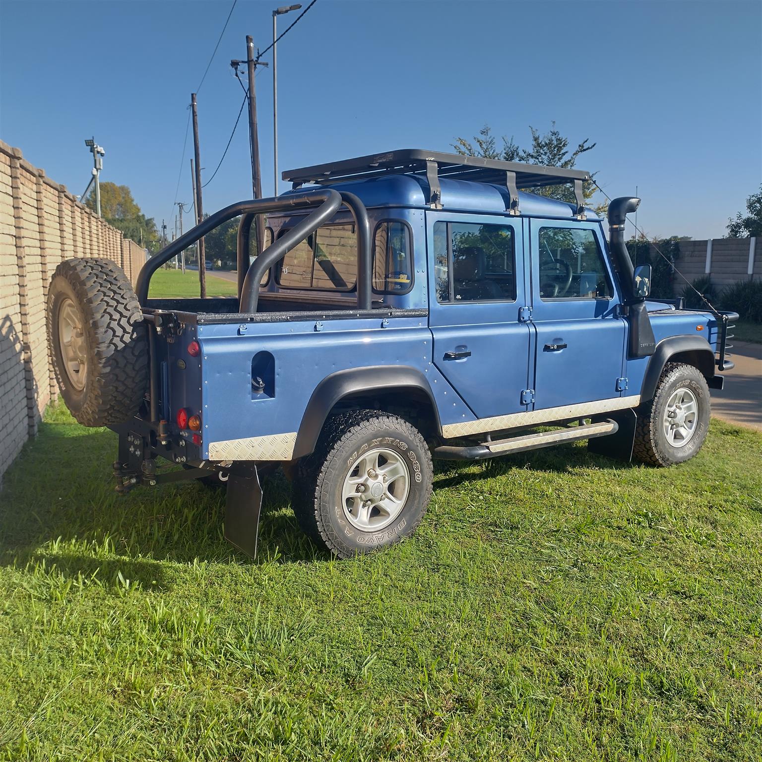 Land rover defender | Junk Mail Marketplace