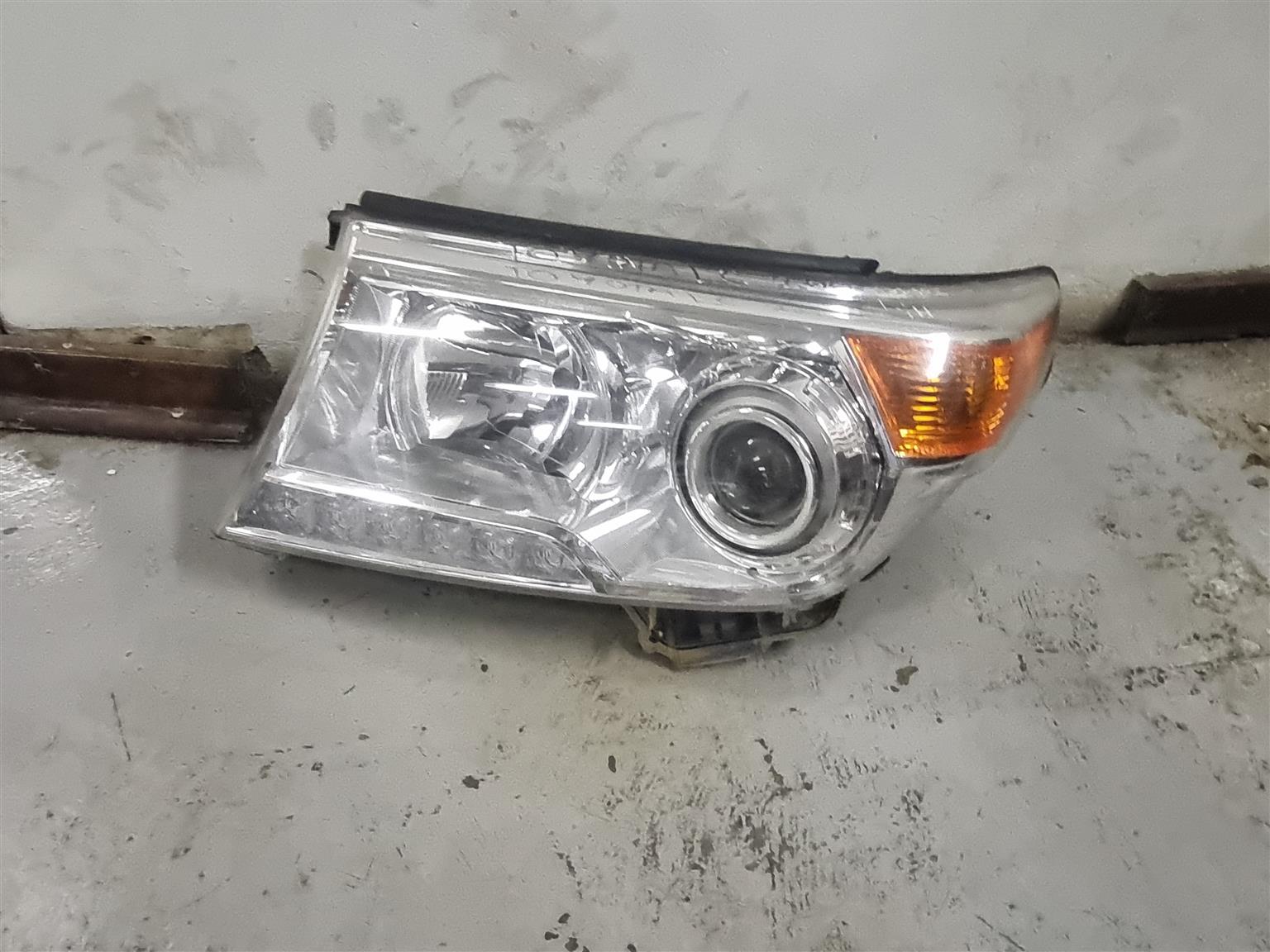 TOYOTA LAND CRUISER LC200 LEFT HAND HEAD LIGHT - Private Seller TOYOTA LAND CRUISER LC200 LEFT HAND HEAD LIGHT - Private Seller