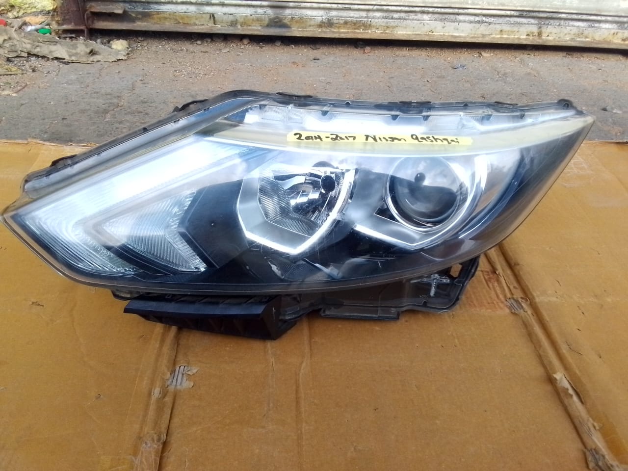( 2014-2017) NISSAN QAISHQAI LHS PROJECTOR XENON HEADLIGHT FOR SALE - Private Seller