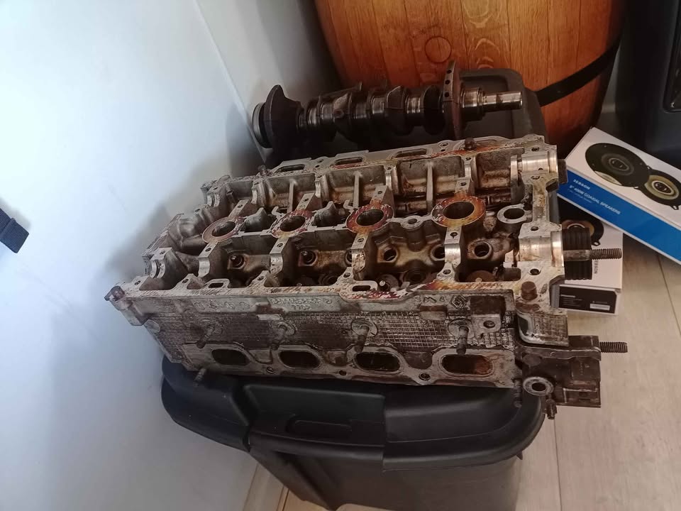 1.6 16v Renault megane cylinder head - Private Seller 1.6 16v Renault megane cylinder head - Private Seller