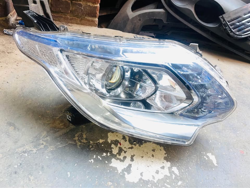 Mitsubishi Triton L200 xenon headlight 2018 - Private Seller Mitsubishi Triton L200 xenon headlight 2018 - Private Seller