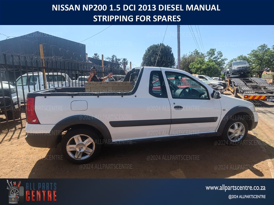 diesel Nissan Np200 2013 manual breaking for spares