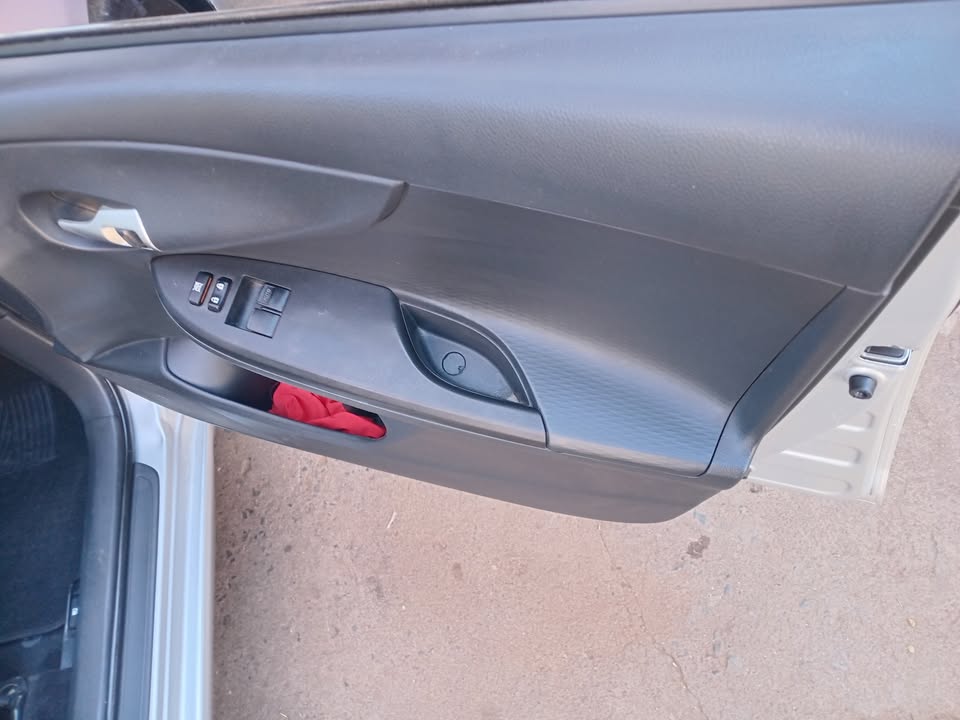 2014 Toyota Corolla quest 1.6Manual Silver Color  85,000KM