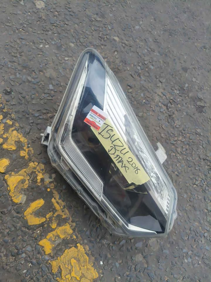 ISUZU DMAX 2018 HEADLIGHT - Private Seller ISUZU DMAX 2018 HEADLIGHT - Private Seller