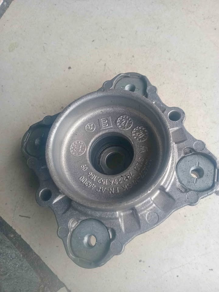 Front upper strut 2019-2024 bmw 330i - Private Seller Front upper strut 2019-2024 bmw 330i - Private Seller