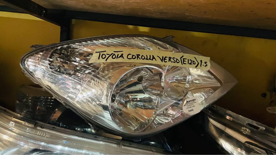 Toyota Corolla Verso (E120) 1.5 headlight - Private Seller Toyota Corolla Verso (E120) 1.5 headlight - Private Seller