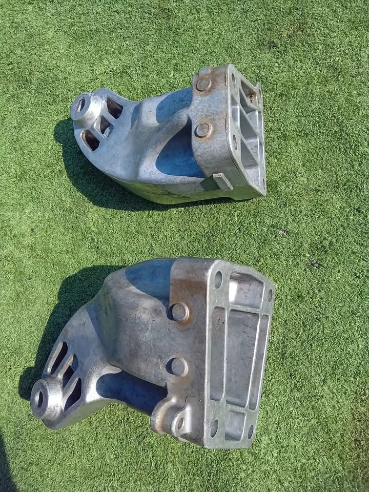 MERCEDES BENZ OM642 3.0 DIESEL ENGINE MOUNTING BRACKET L/R FOR SALE W164/ SPRINTER /W204 /W212/ VITO