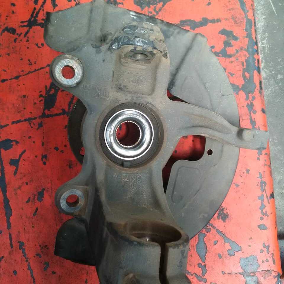VOLVO S60 2012  FRONT SHOCKS AND HUB AXLE FOR SALE - Private Seller