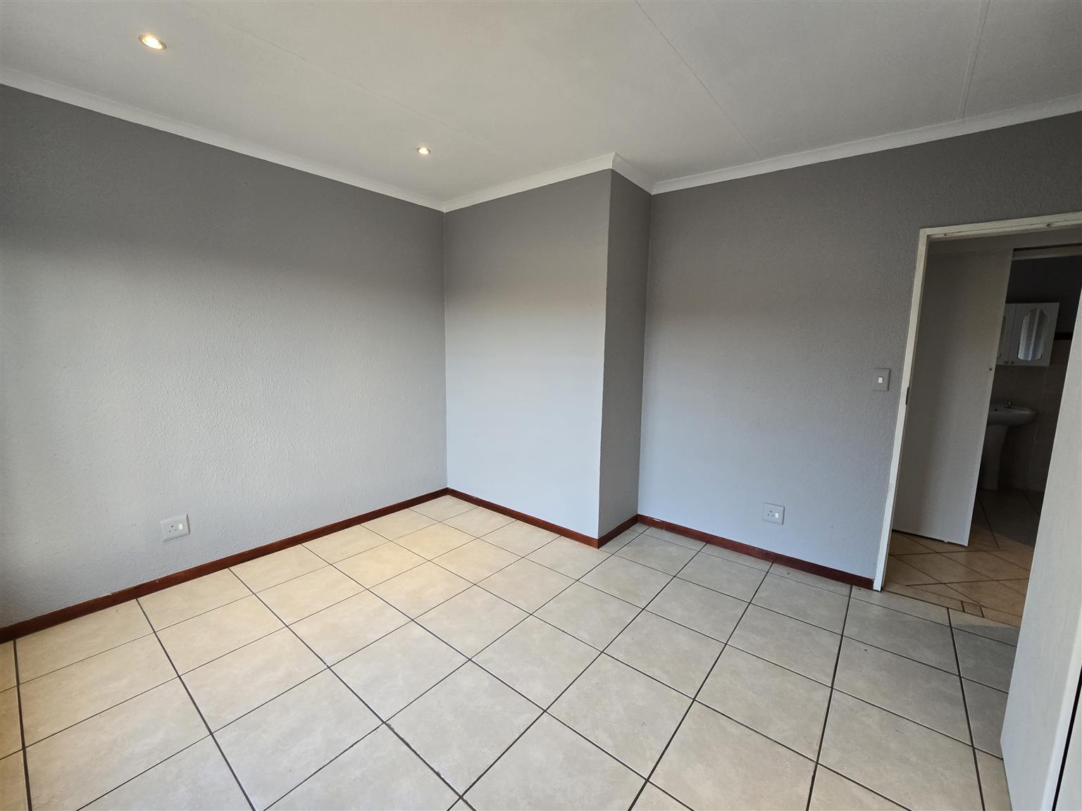 2 Bedroom duplex to rent in 24 hour security complex in Annlin ...