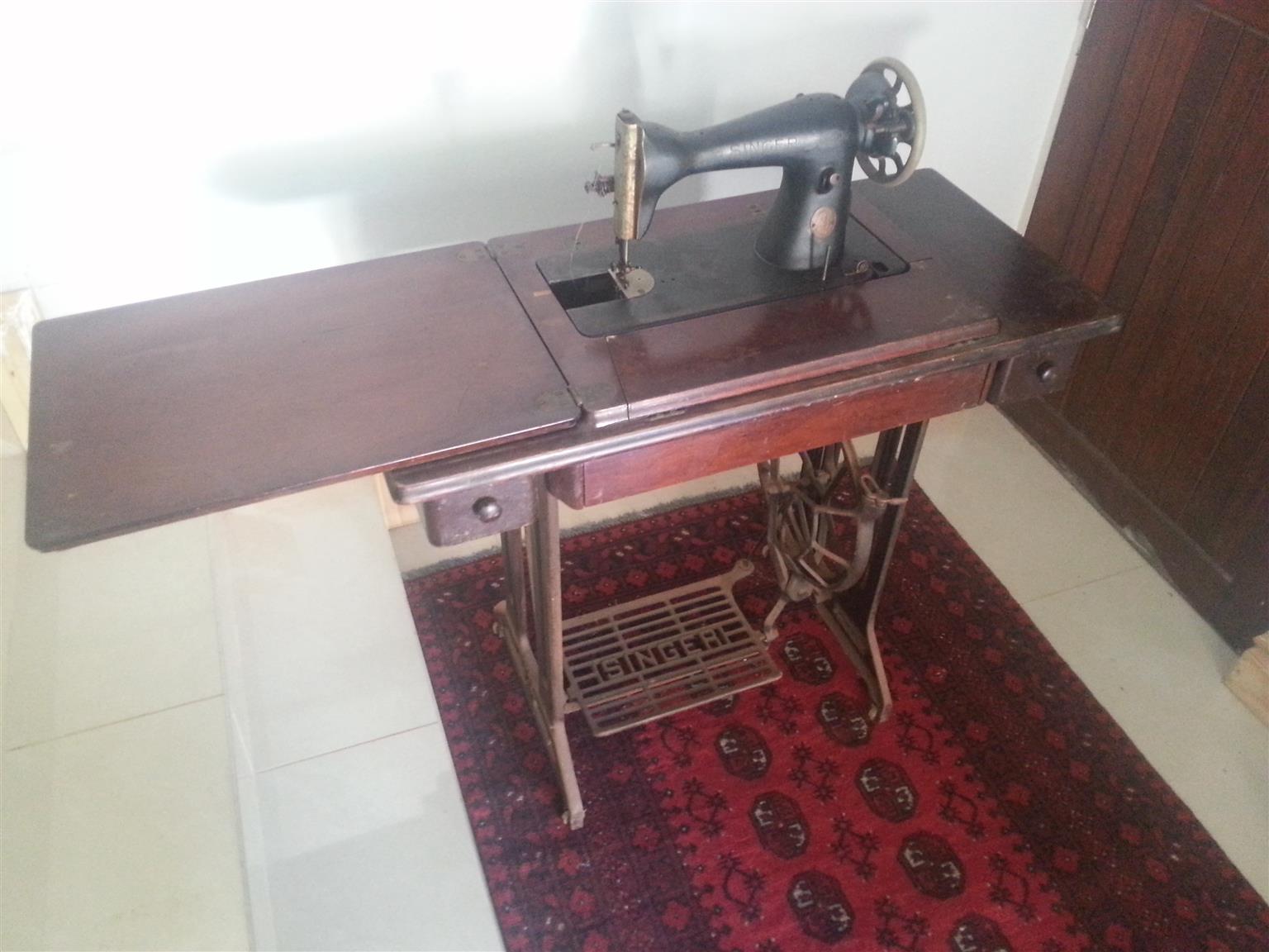 Singer sowing machine and treadle stand Singer sowing machine and treadle stand