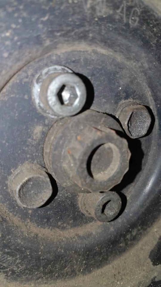 VW golf 5 2.0 TDI crank pulley bolts
