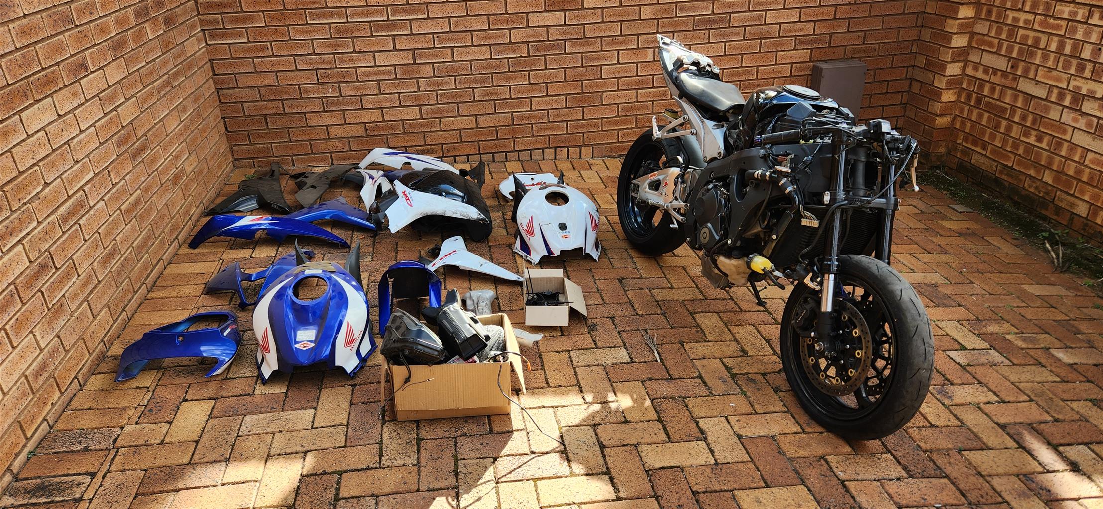 Crashed 2011 Honda CBR600RR stripping for spares